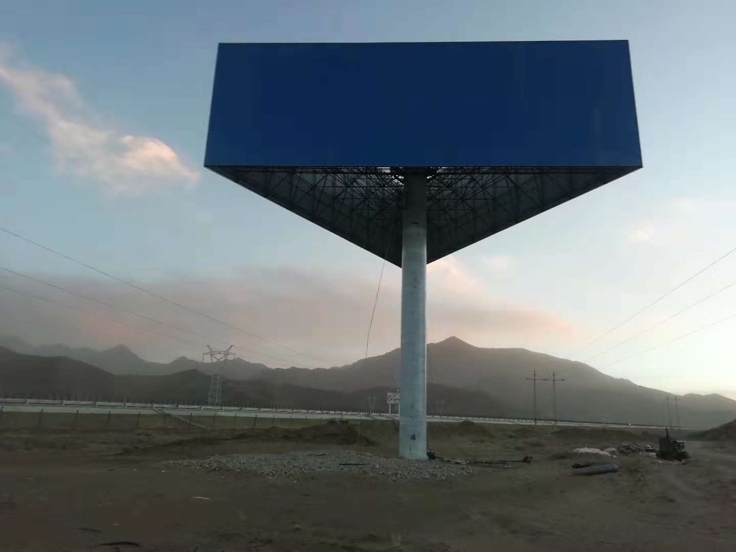 日喀则市桑珠孜区江千乡机场高速广告牌